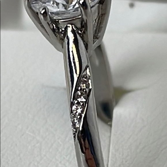 Solitaire Large Size Crystal & Small Crystals On Sides set in Sterling - Picture 15 of 16